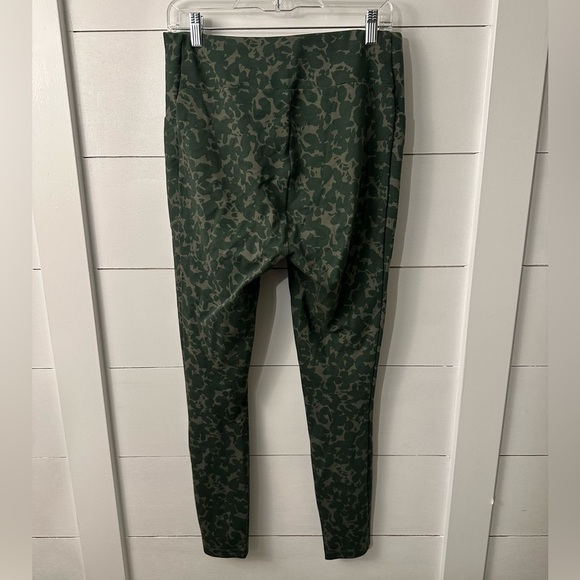 Cabi marathon woman’s green high rise camo quiet luxury old money legging MEDIUM - Picture 4 of 13